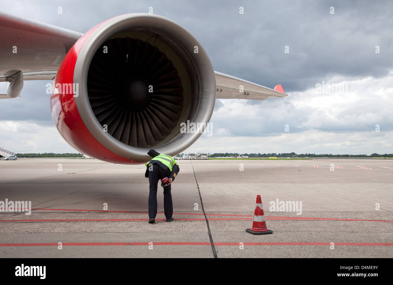 Düsseldorf, Deutschland, der Kapitän auf seinem Rundgang um das Flugzeug herum Stockfoto