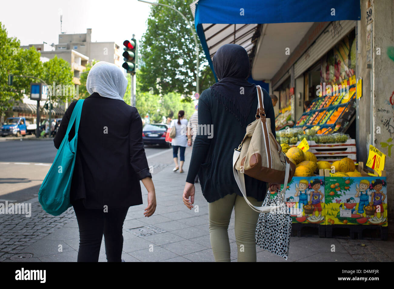 Berlin, Deutschland, zwei muslimische Frauen in Hochzeit