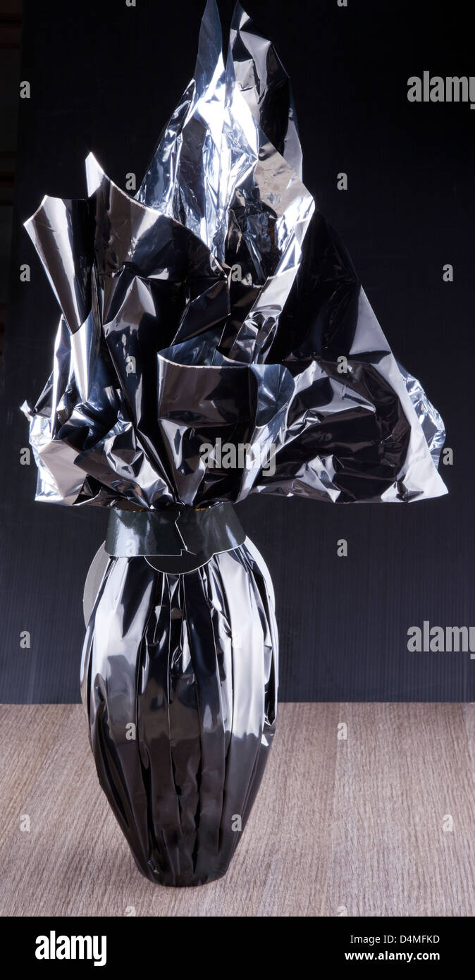 Osterei mit schwarzen Gehäuse über Holztisch Stockfoto