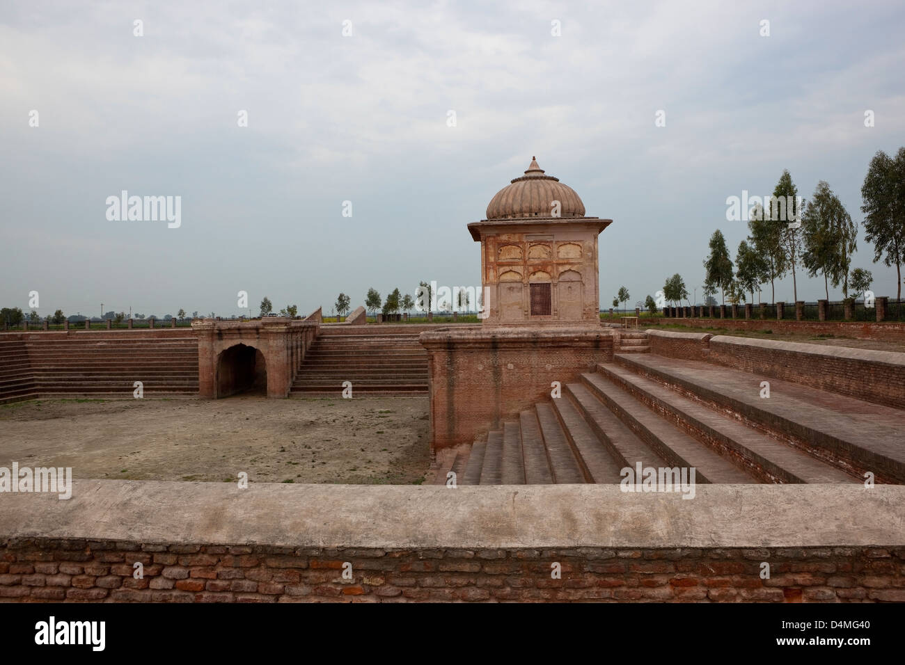 Indische Architektur der historischen Wahrzeichen, Sarovar Tank, Behälter in Punjab Stockfoto