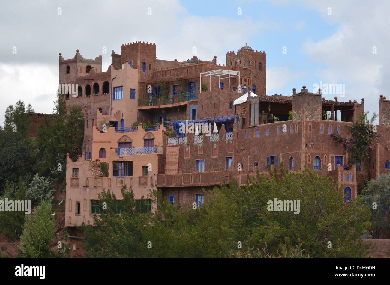 Marokkanische Schloss wie Haus auf der Seite des Hügels mit blauen Fenstern Stockfoto
