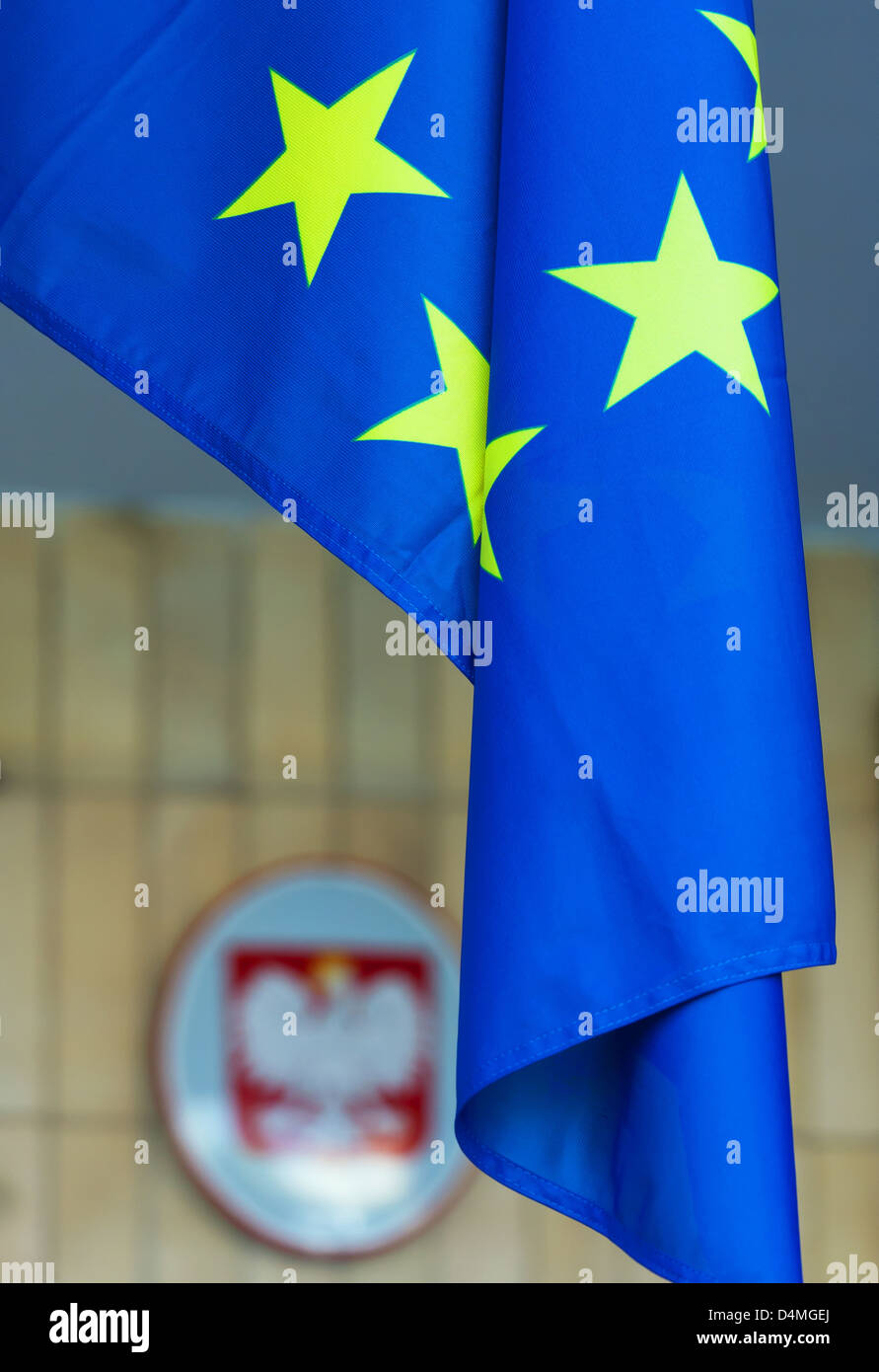 Opole, Polen, EU-Flagge und Wappen von Polen am Sitz der Selbstverwaltung der Woiwodschaft Oppeln Stockfoto