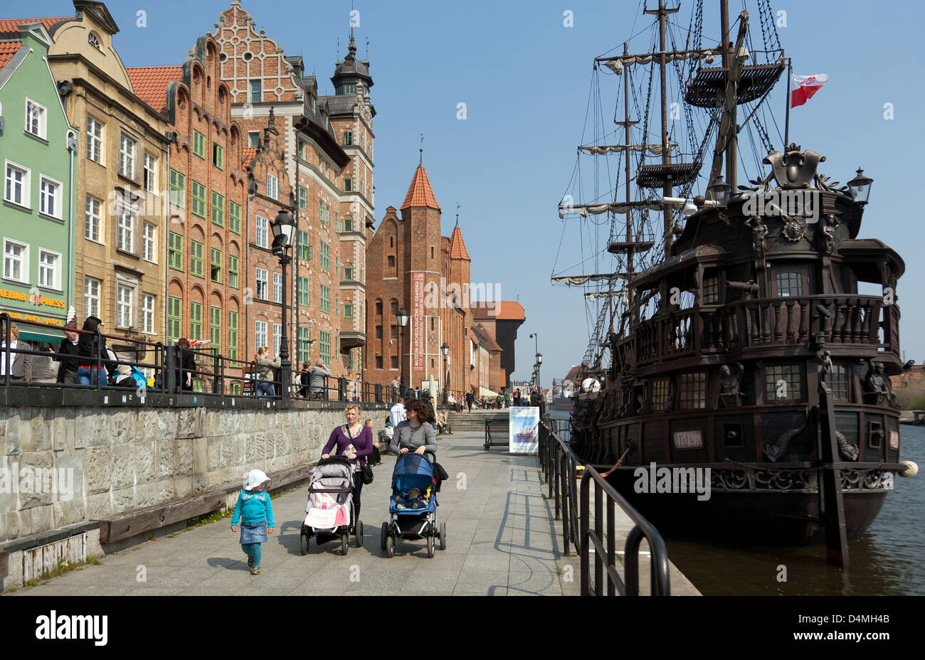 Danzig, Polen, Uferpromenade mit Holzschiff und der Kran im Hafen vor der Mot awa Stockfoto