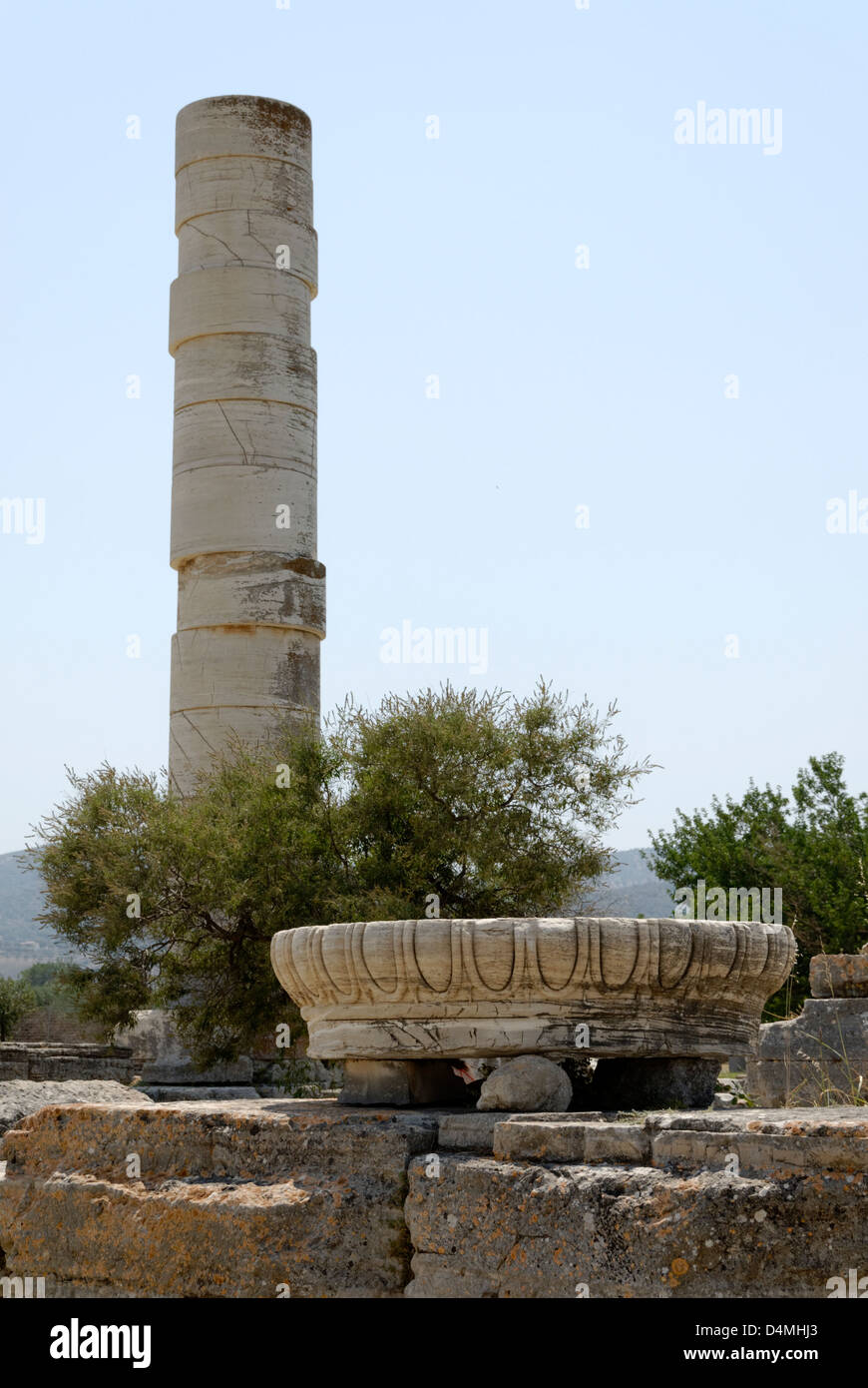 Iraion. Samos. Griechenland. Die einsame 10 Meter hohe Säule unter den Ruinen der Grundlagen des einst großen Tempels zu Hera. Stockfoto