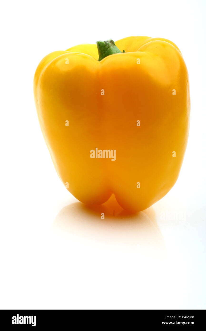 gelbe Paprika, isoliert auf weiss Stockfoto, Bild 54542880 Alamy