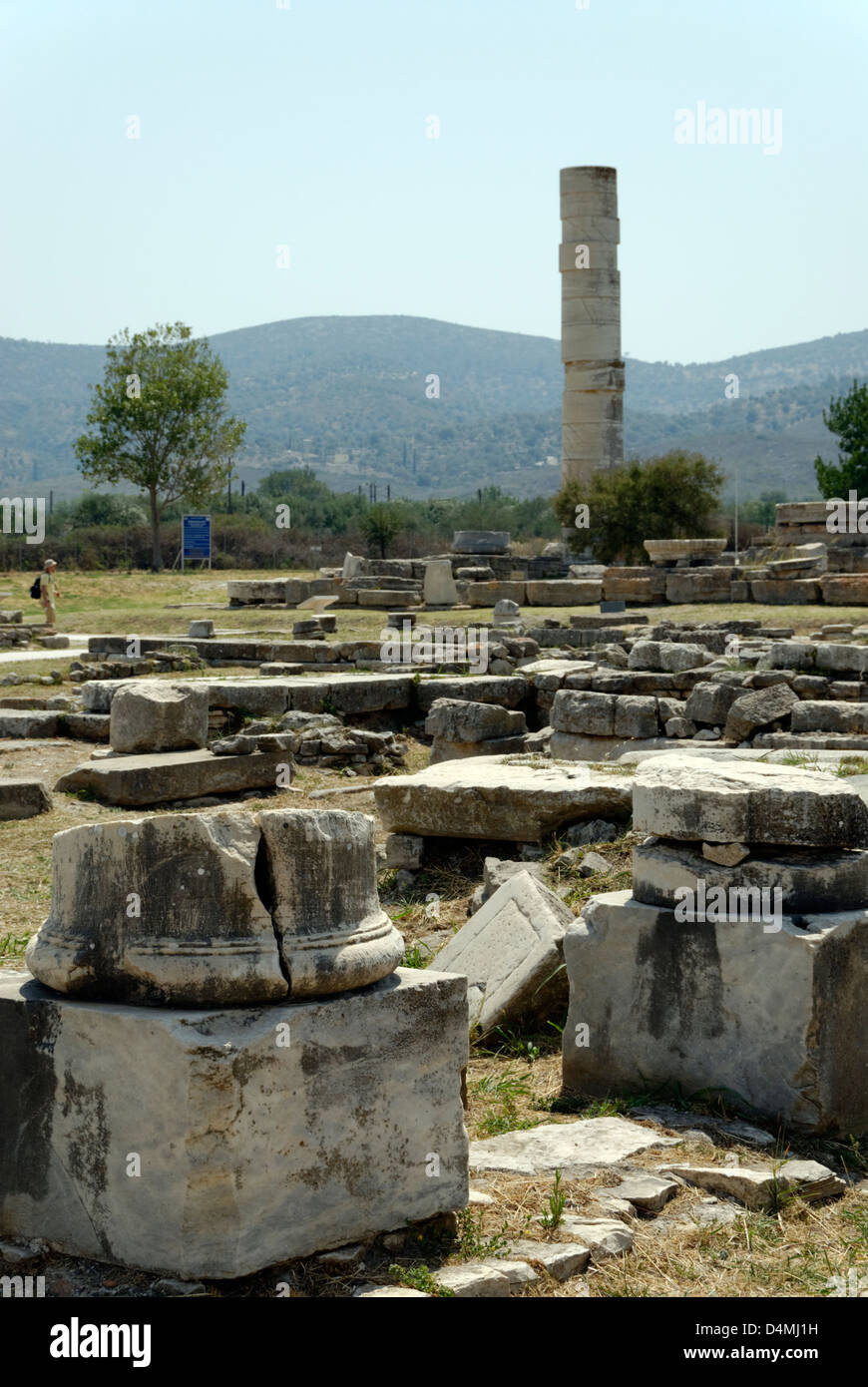 Iraion. Samos. Griechenland. Blick auf einige der Ruinen des Bezirks von Herion. Im Hintergrund ist die Tempel der Hera einsame Spalte. Stockfoto