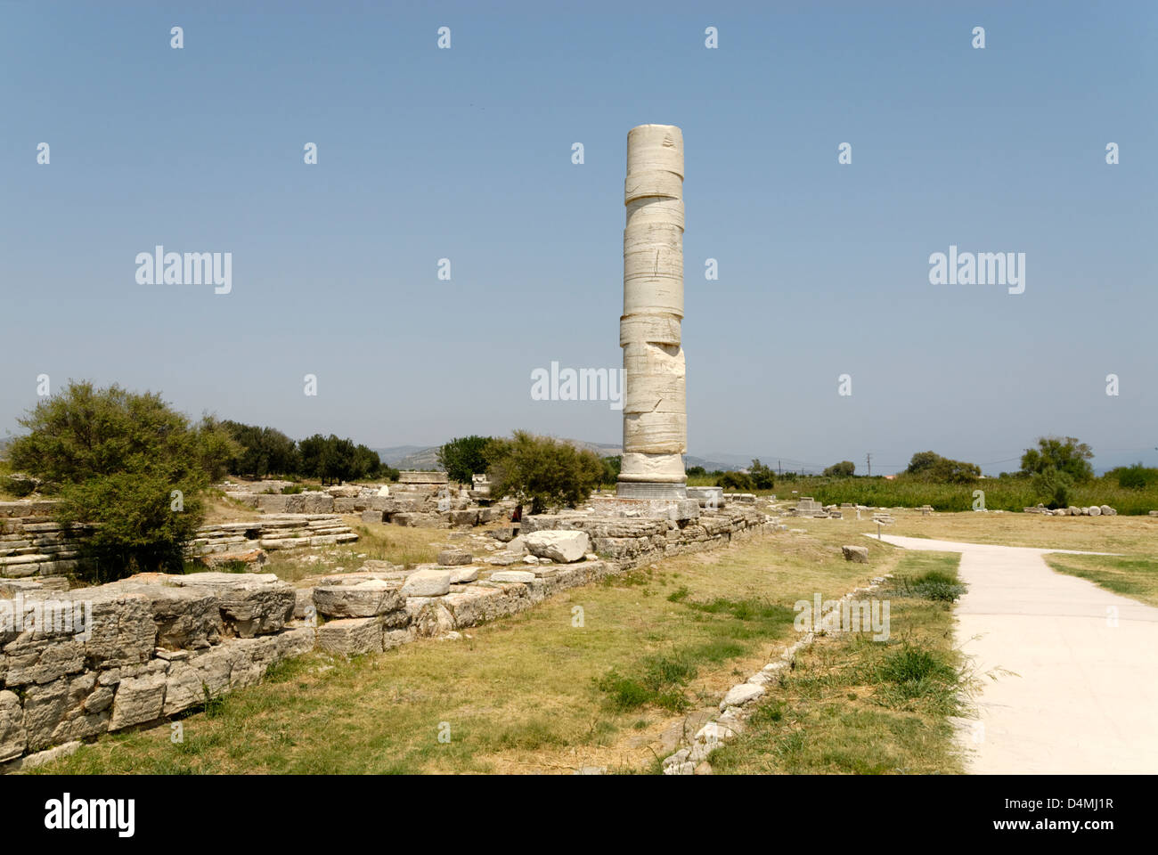 Iraion. Samos. Griechenland. Die einsame 10 Meter hohe Säule unter den Ruinen der Grundlagen des einst großen Tempels zu Hera. Stockfoto