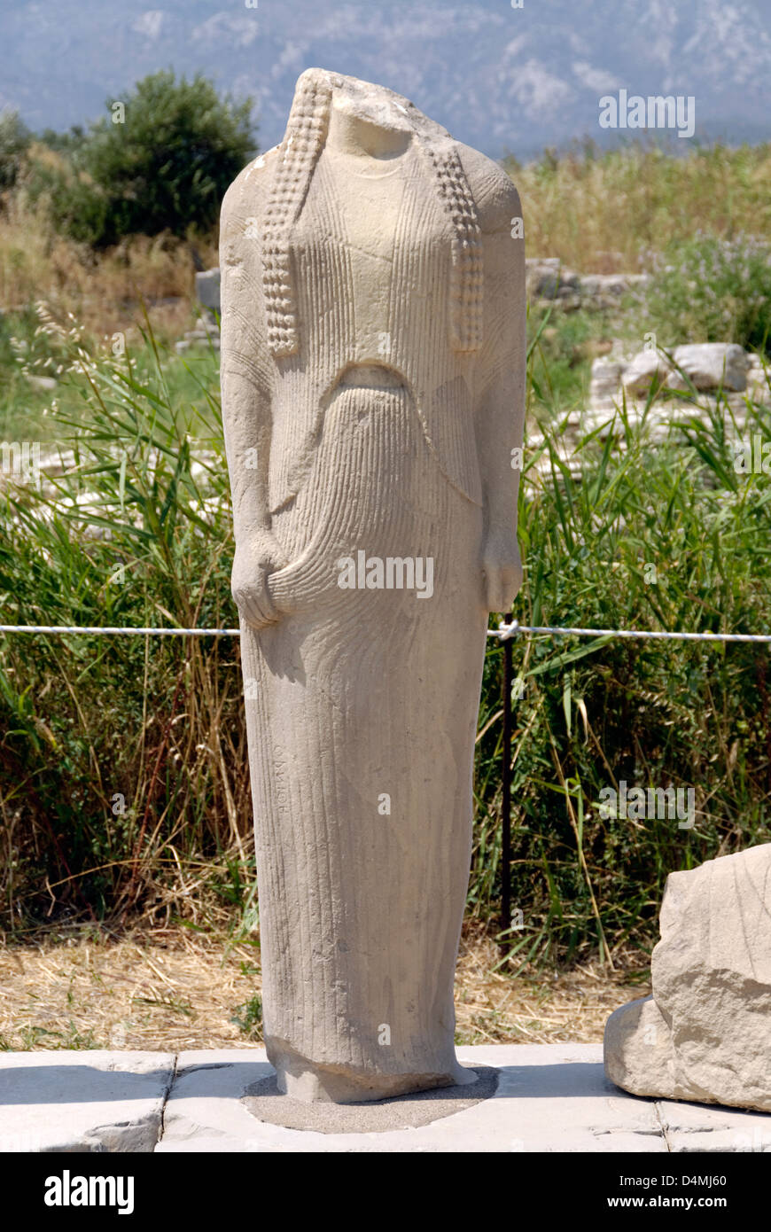 Iraion. Samos. Griechenland. Blick auf eine Statue aus der Kopie der Statuengruppe des großen 6. Jh. Bildhauers Genelos. Stockfoto