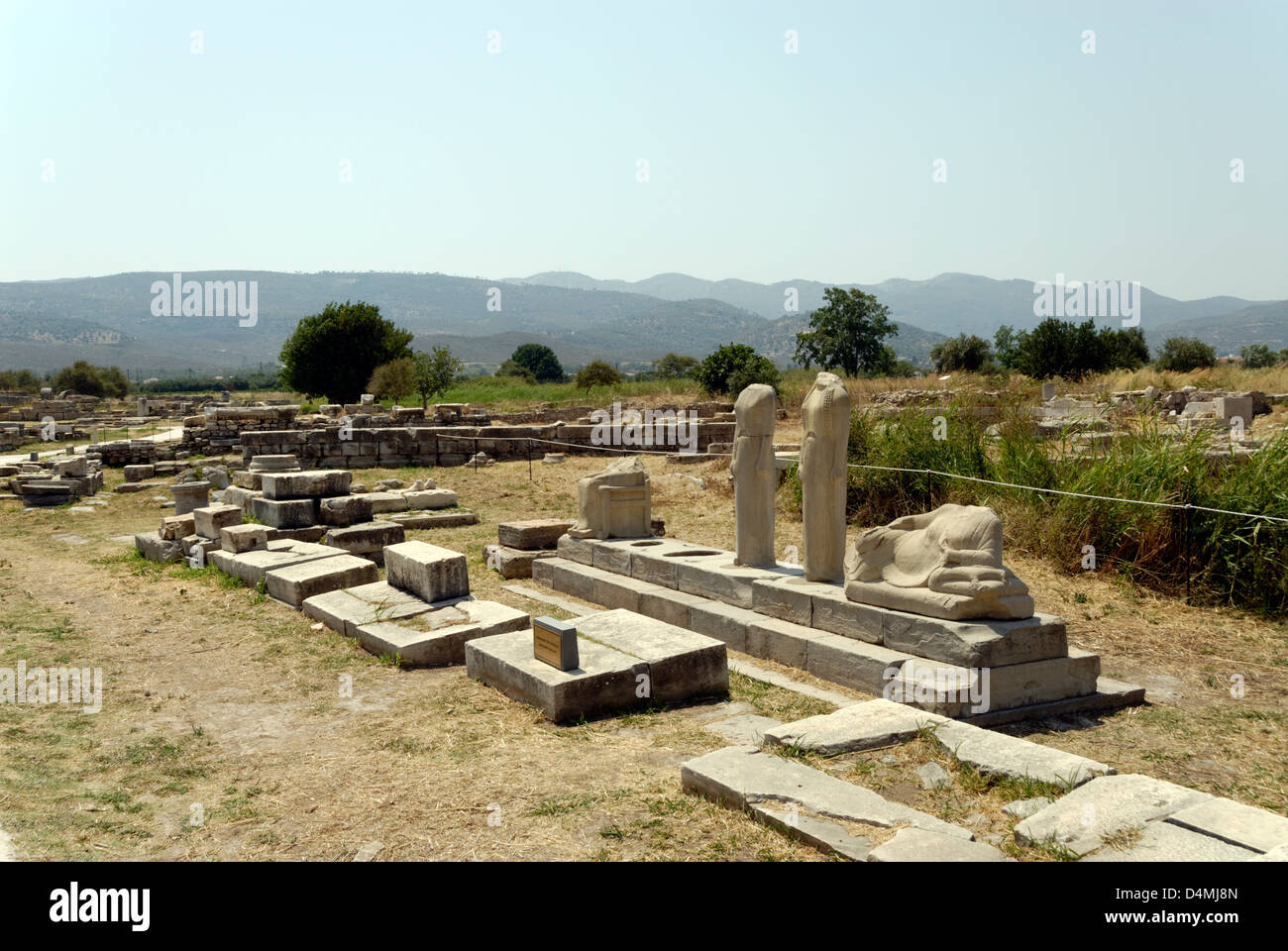 Iraion. Samos. Griechenland. Blick auf die Kopie der Statuengruppe des großen 6. Jh. Bildhauers Genelos. Stockfoto