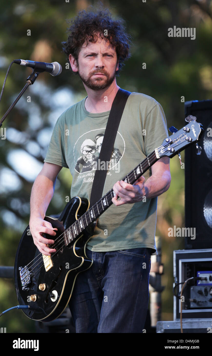 Garth Tregillgas der unabhängigen australischen Band 78 spielt in der Gruppe letzte Vorstellung Saab, Stockfoto