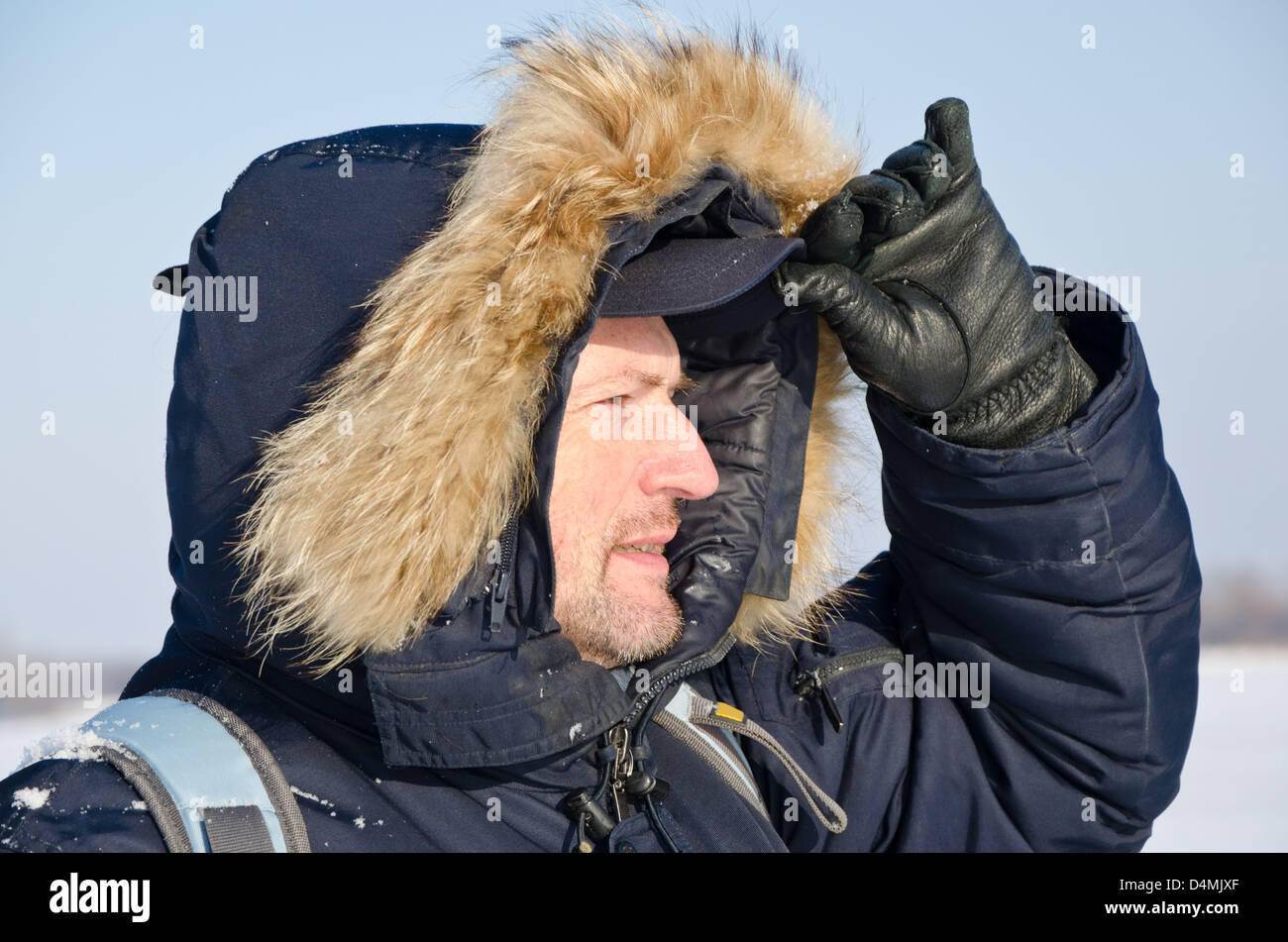 Porträt eines Reisenden in Winterkleidung in ein outdoor Stockfoto