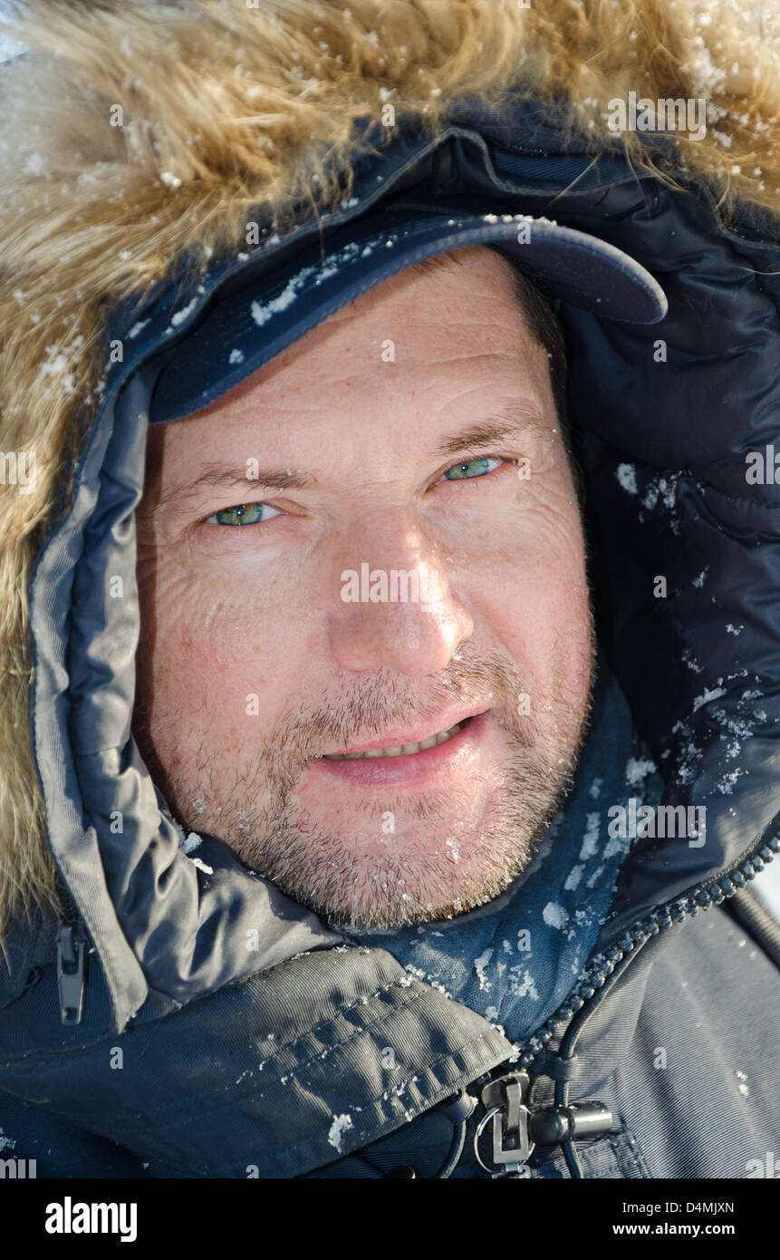 Porträt eines Reisenden in Winterkleidung in ein outdoor Stockfoto