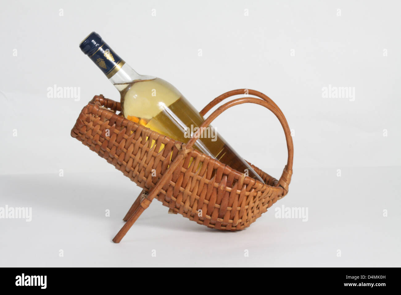 Volle Flasche Wein in einem Weidenkorb Wein Stockfoto