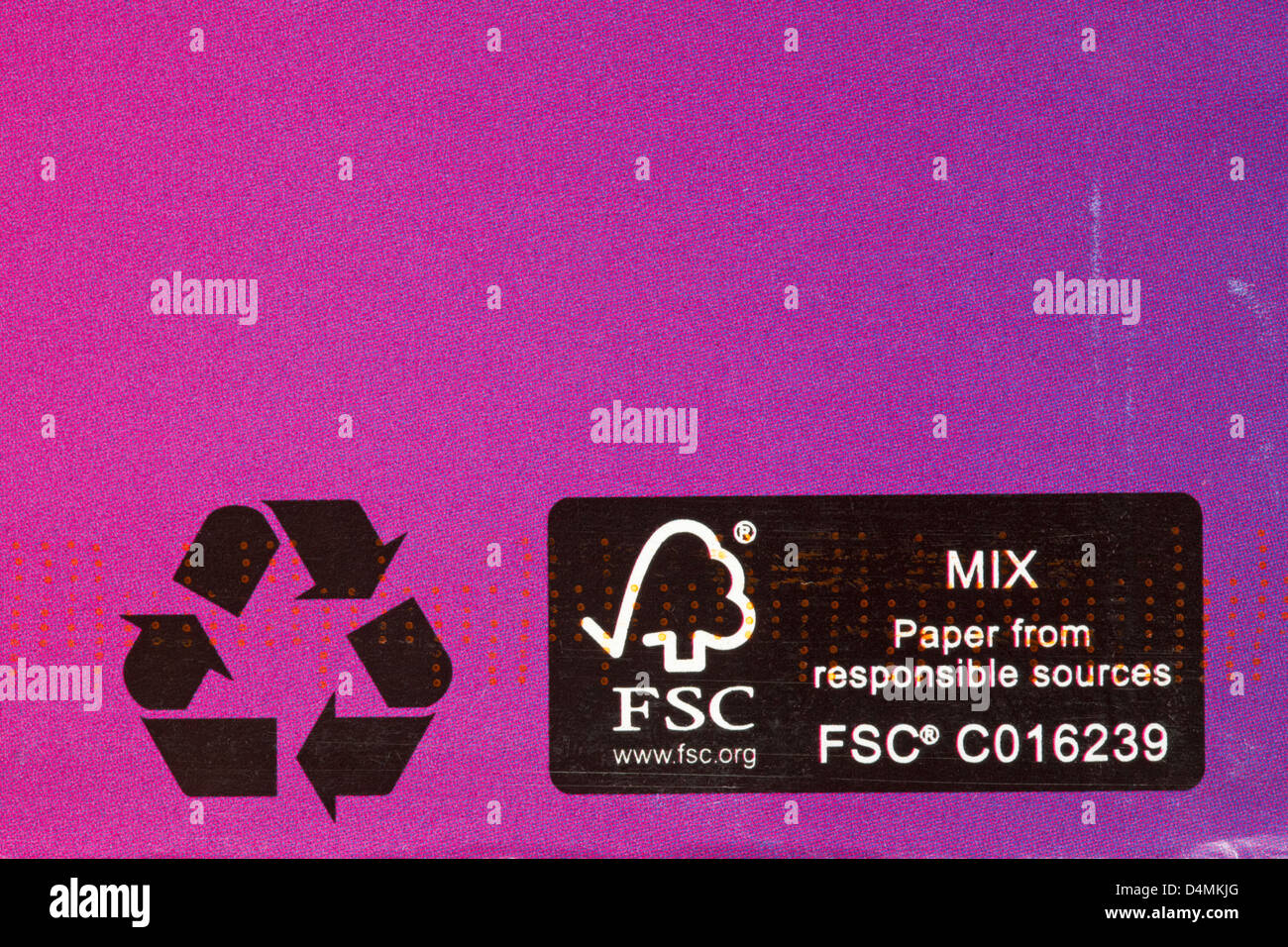 FSC Mischen Sie Papier aus verantwortlichen Quellen und das Recycling-Logo auf einem violetten rosafarbenen Umschlag – Recycling-Logo für Entsorgung Stockfoto