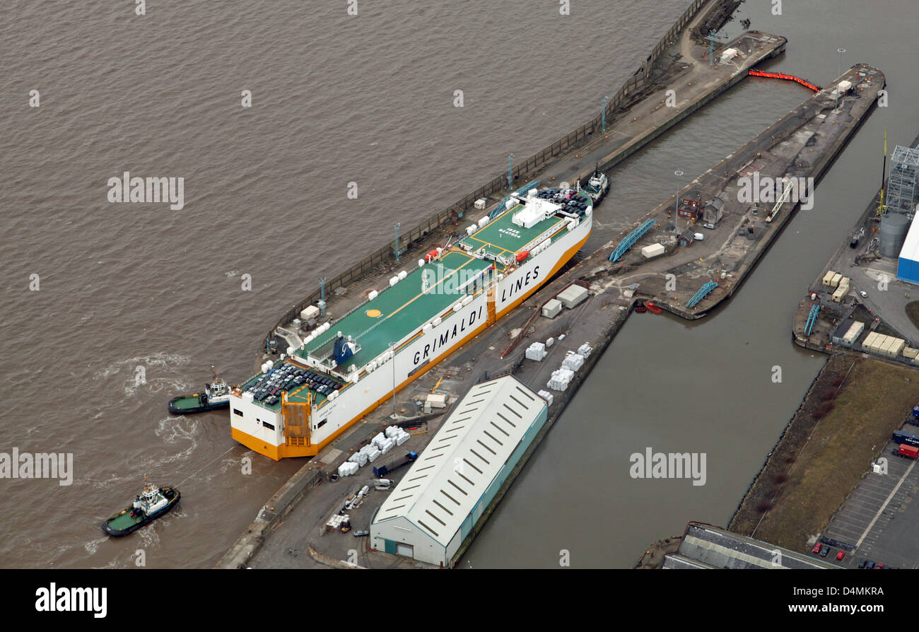 Luftaufnahme der Grimaldi Linie Schiff in Gladstone Docks über eine Sperre in Liverpool Stockfoto