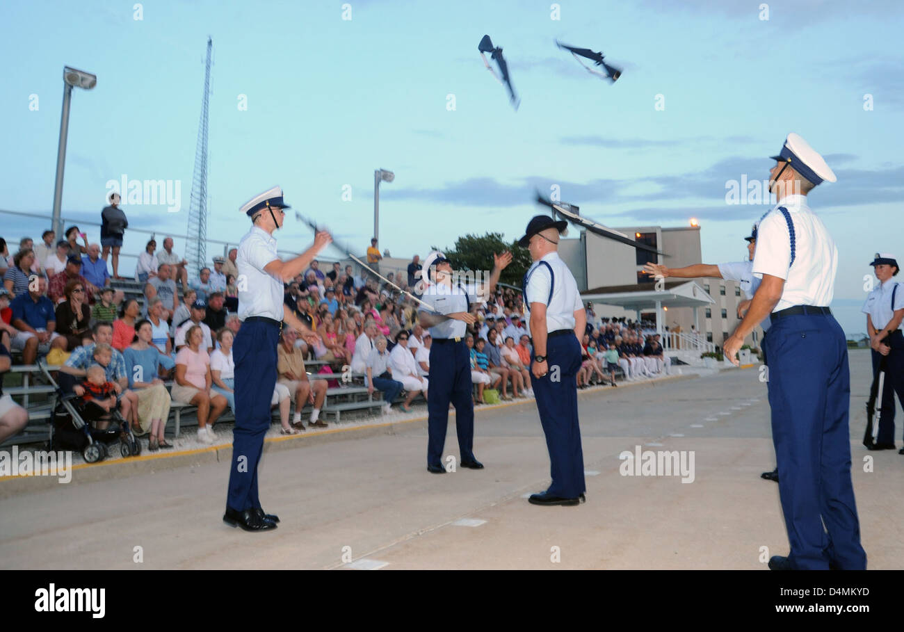 Die Sunset Parade 2012 war eine militärische Zeremonie im U.S. Marine Corps Memorial, bei der Marines und Küstenwache an einer zeremoniellen Demonstration militärischer Disziplin und Stolz teilnahmen, um Mitglieder und Veteranen des Militärs zu ehren. Stockfoto