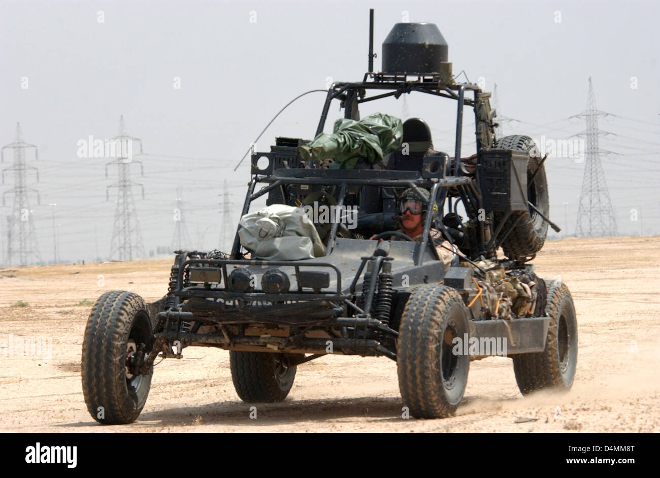 U.S. Navy SEALs betreiben ein Desert Patrouillenfahrzeug während der Vorbereitung auf eine bevorstehende Mission 13. Februar 2002 in Camp Doha, Kuwait. Jede Dune Buggy ist mit komplexen Kommunikations- und Waffensysteme, konzipiert für den harten Wüstengebiet ausgestattet. Stockfoto