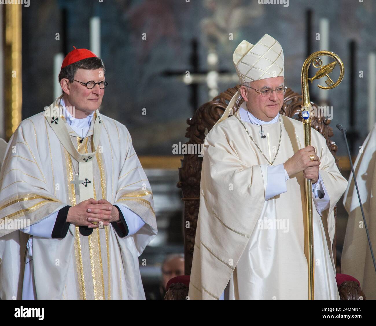 Der neue Bischof der Diözese Dresden-Meißen, Heiner Koch (R), hält den  Eröffnungsgottesdienst neben Berlins Erzbischof Kardinal Rainer Maria  Woelki während seiner Ordination in der katholischen Kathedrale in Dresden,  Deutschland, 16. März 2013.