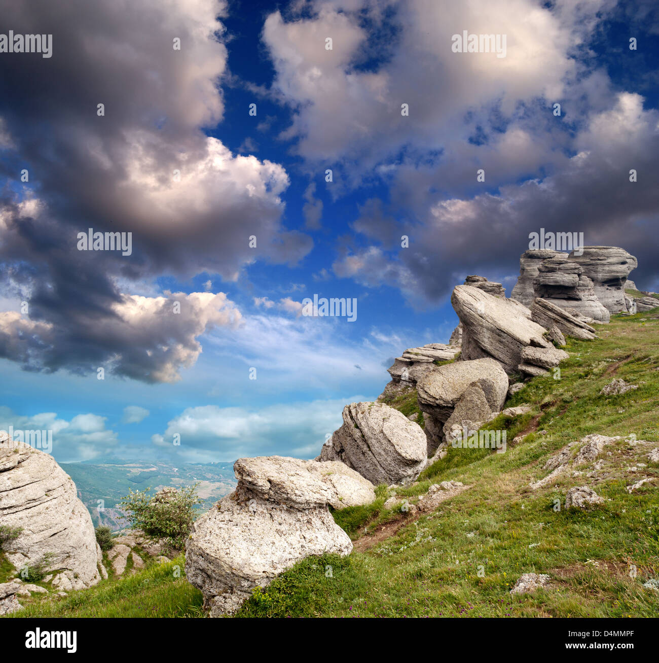 wunderschöne Berglandschaft mit Wolken und Nebel relief Stockfoto