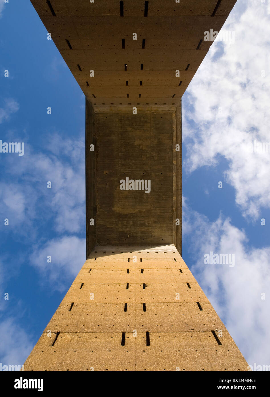 Pfeiler einer Brücke von unten gesehen an einem sonnigen Tag Stockfoto