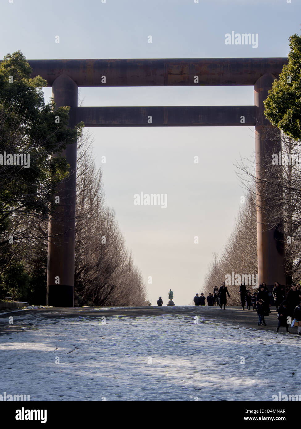 Daiichi Torii am Yasukuni-Schrein, Tokyo im Winter.  Hergestellt aus Stahl, 25 Meter hoch, errichtet in 1974. Stockfoto