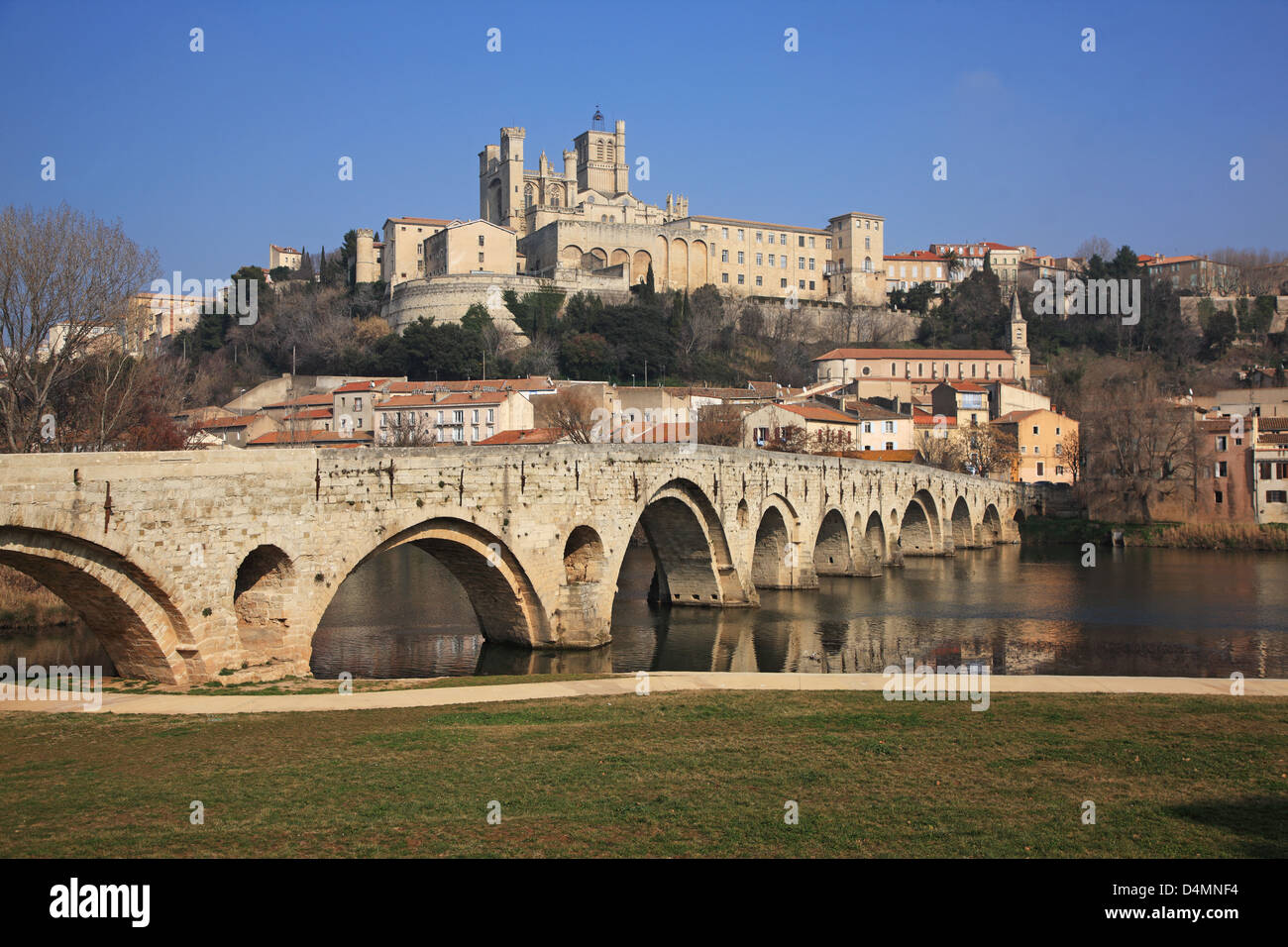 Frankreich, Languedoc-Roussillon, Hérault, Beziers, Fluss Orb, alte Brücke und Saint-Nazaire Dom Stockfoto