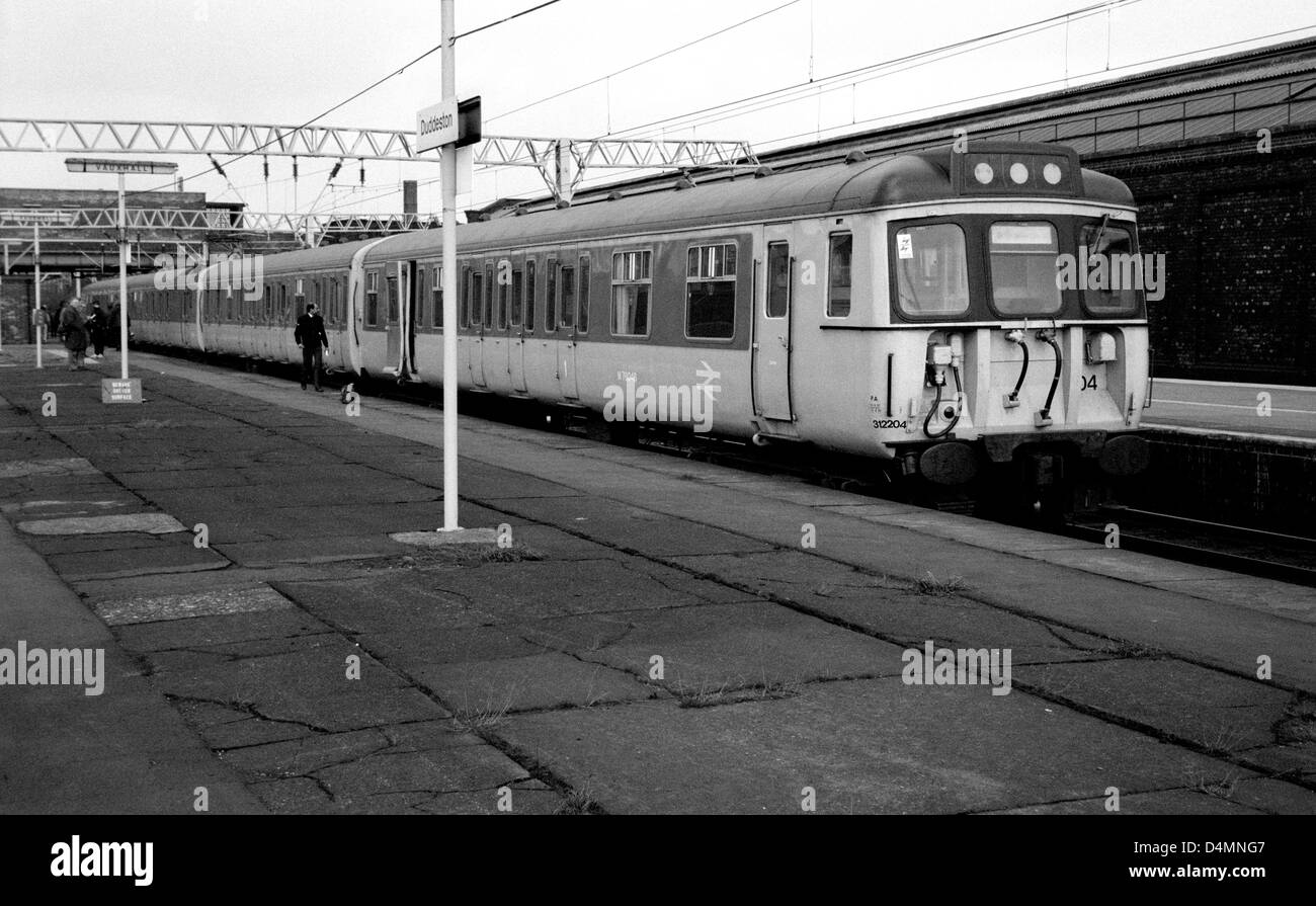 Klasse 312 elektrische Triebzug Zug an der Station Duddeston (Vauxhall), Birmingham, UK 1986 Stockfoto