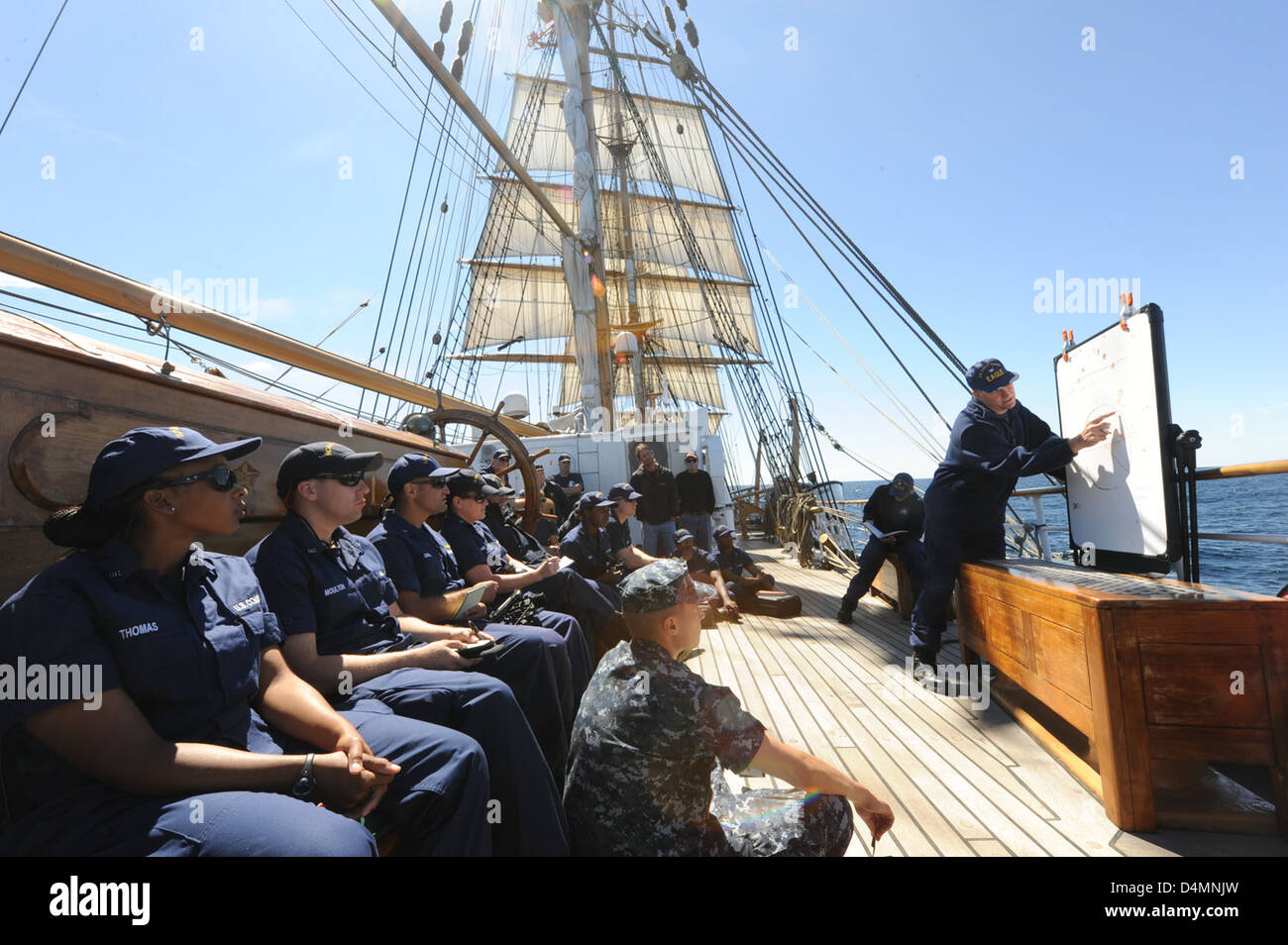 Offiziersanwärter an Bord der United States Coast Guard Barque Eagle erhalten eine praktische Ausbildung in Segeln, Disziplin und Führung. Die Barque Eagle, ein großes Schiff, dient als Ausbildungsschiff für zukünftige Küstenwachoffiziere im Atlantik. Stockfoto