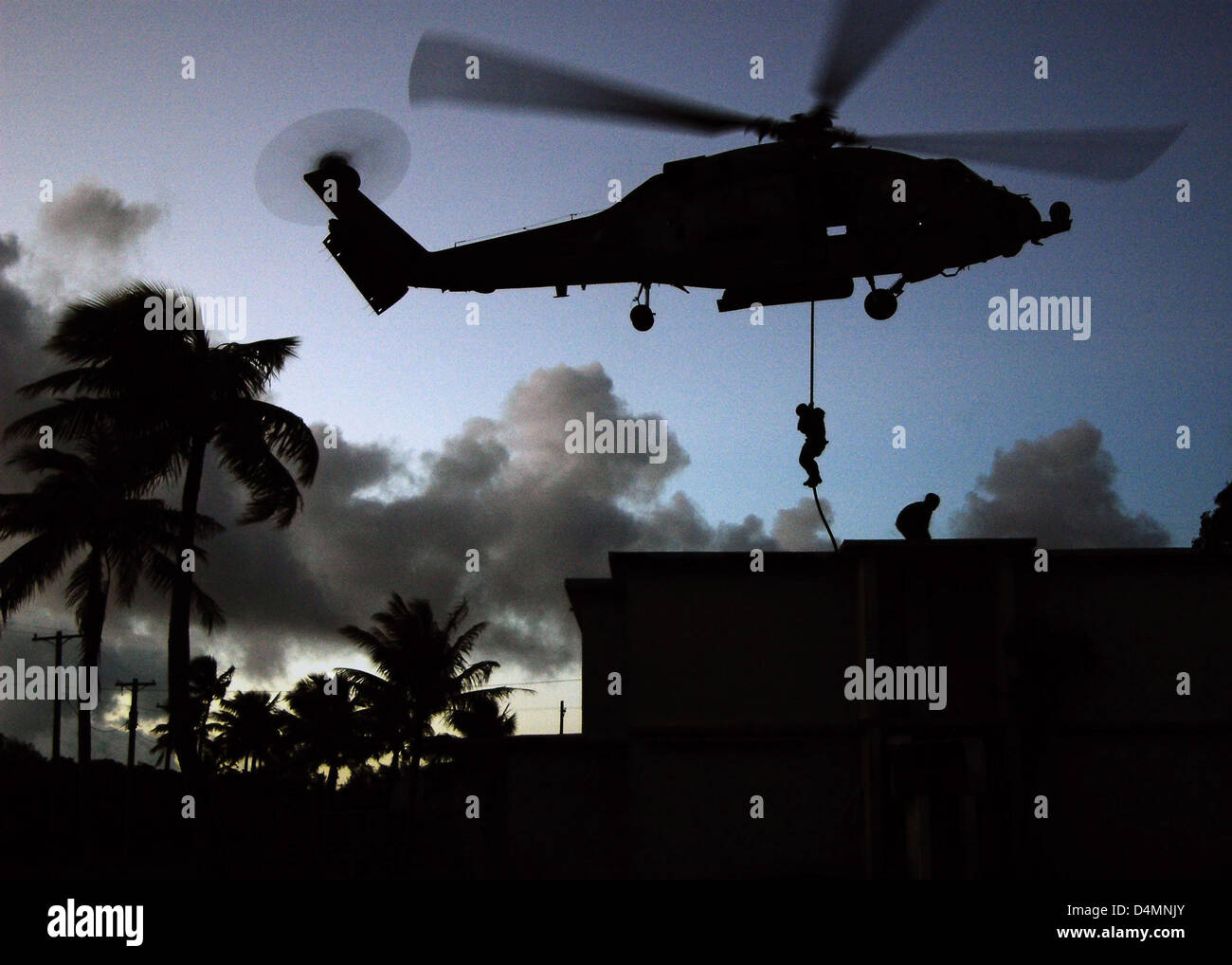 US Navy SEAL Teammitglieder schnell Seil auf einem Dach von einem Black Hawk Hubschrauber während der simulierten Strike Warfare Missionen 20. Juni 2006 in Guam. Stockfoto