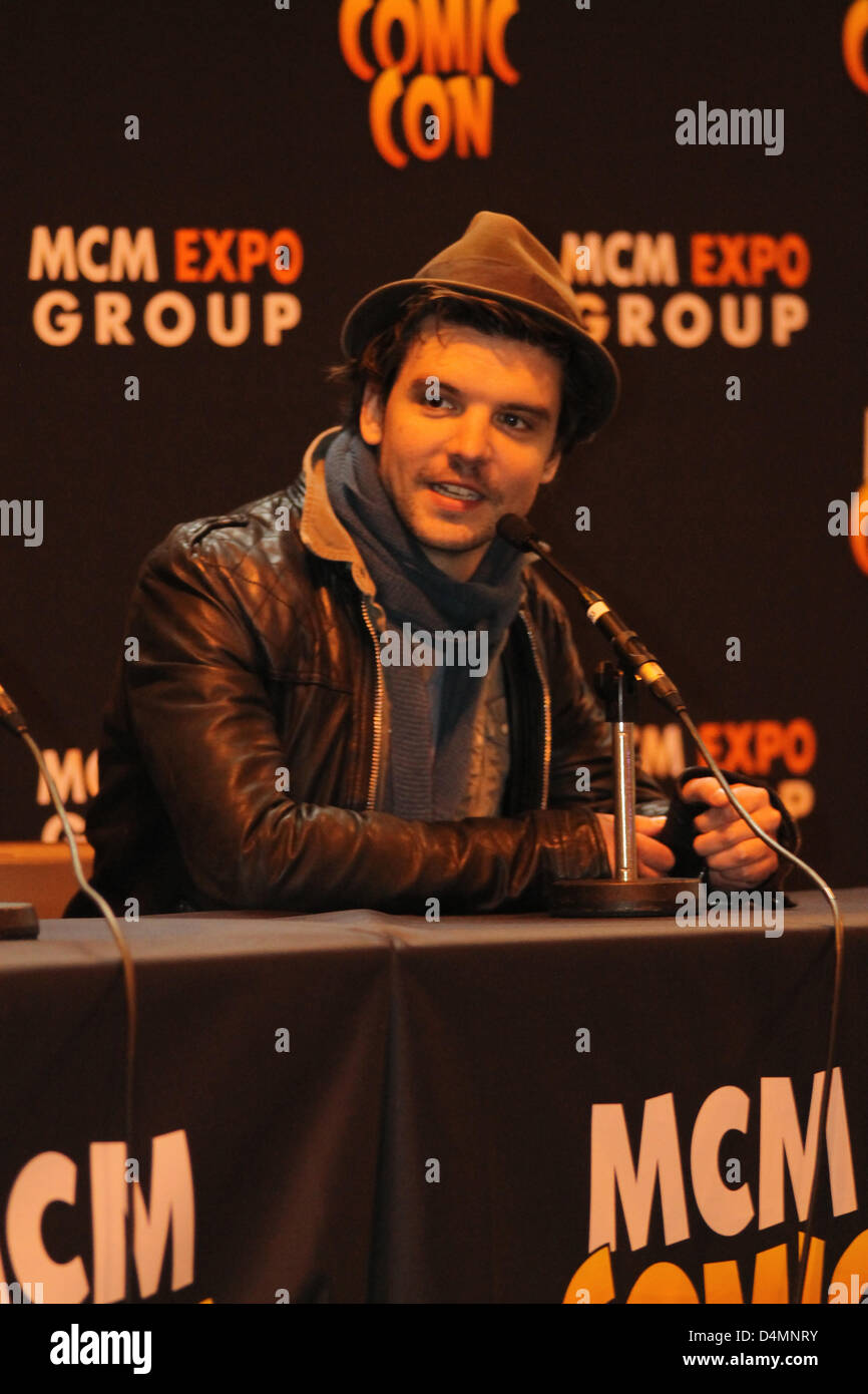 Birmingham, Vereinigtes Königreich. 16. März 2013. Andrew Lee Potts, Star der erfolgreichen TV-Serie Primeval, nimmt Fragen von Fans auf der Birmingham MCM Expo. Stockfoto
