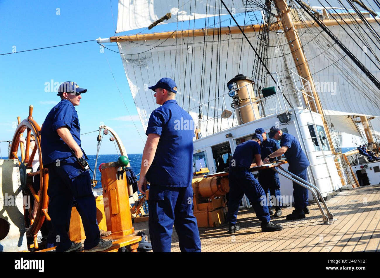 Offizierskandidaten an Bord der Barque Eagle, dem Großschiff der US-Küstenwache, als Teil ihrer Ausbildung an der Coast Guard Academy in New London, Connecticut. Dieses Schiff dient als wichtiger Bestandteil der Ausbildung von Offiziersanwärtern und trägt dazu bei, den Kadetten Führungs- und Seemannsfähigkeiten zu vermitteln. Stockfoto