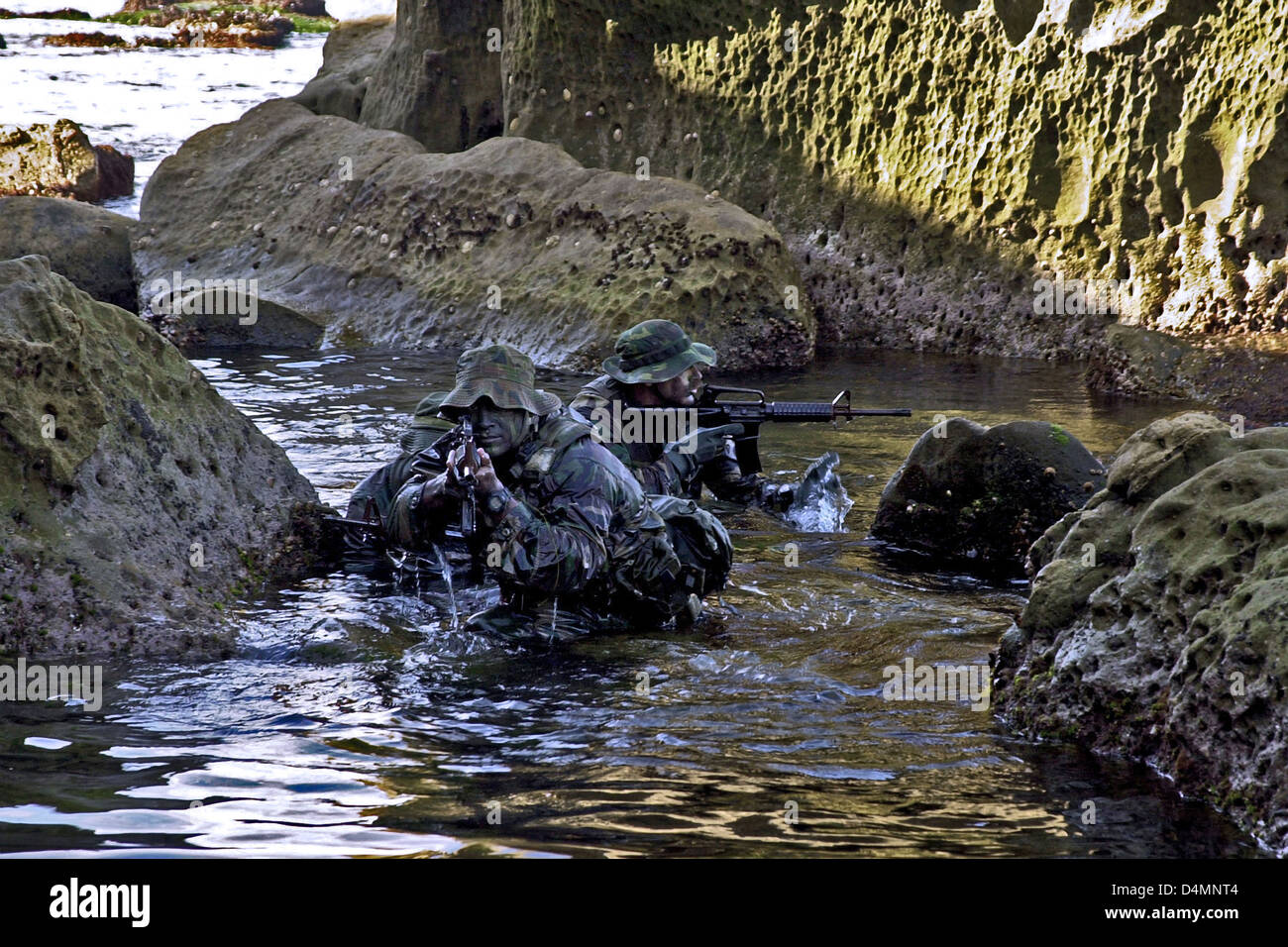 Mitglieder von US Navy SEALs üben Wasser Einfügung an die Marine Special Warfare Center 4. März 2012 in Coronado, Kalifornien. Stockfoto