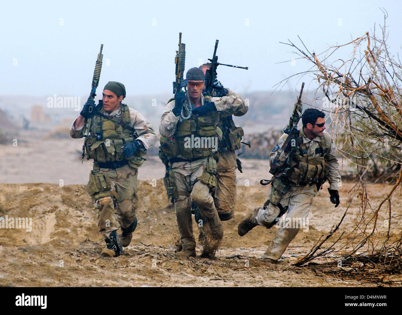 Mitglieder eines SEAL-Teams Übungen Wüste kämpfen 22. Februar 2004 im Camp Doha, Kuwait. Stockfoto