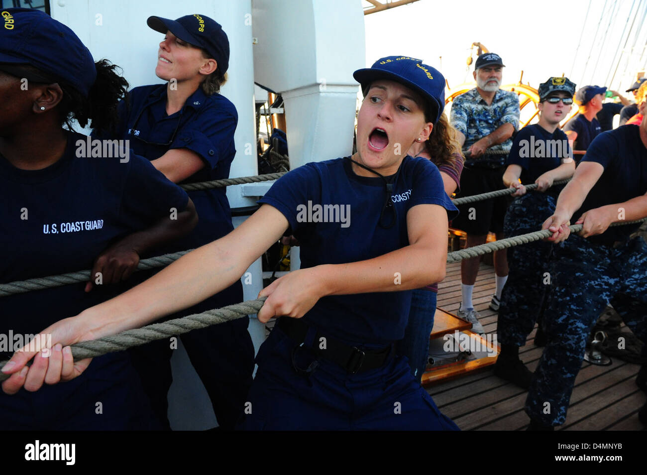 Offiziersanwärter an Bord der US-Küstenwache Barque Eagle trainieren während sie auf dem Atlantik segeln. Das Segel ist Teil der Schulung der Officer Candidate School (OCS), die sich auf Führung, Teamarbeit und maritime Fähigkeiten konzentriert. Stockfoto