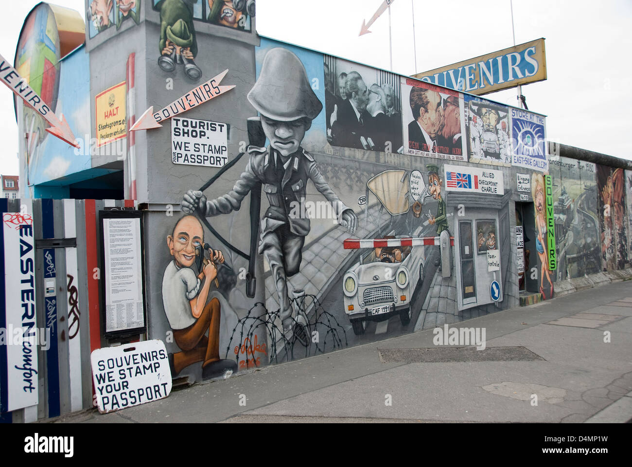 Die East Side Gallery - die größte Outdoor-Kunstgalerie der Welt auf ein Segment der Berliner Mauer Stockfoto