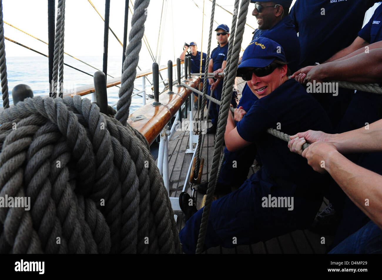 Offiziersanwärter an Bord der US-Küstenwache Barque Eagle werden auf See im Atlantischen Ozean trainiert. Die Barque Eagle ist ein großes Schiff, das als Ausbildungsschiff für Küstenwachoffiziere dient und sich auf Führungs-, Teamwork- und Seemannsfähigkeiten konzentriert. Stockfoto