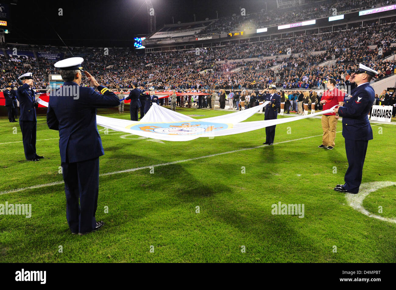 Coast Guardsmen wurden beim Jaguars Military Appreciation Game anerkannt und ehrten ihren Dienst und ihre Beiträge. Die Veranstaltung war Teil einer breiteren Anstrengung, Mitglieder des Militärdienstes bei Sportveranstaltungen anzuerkennen. Stockfoto