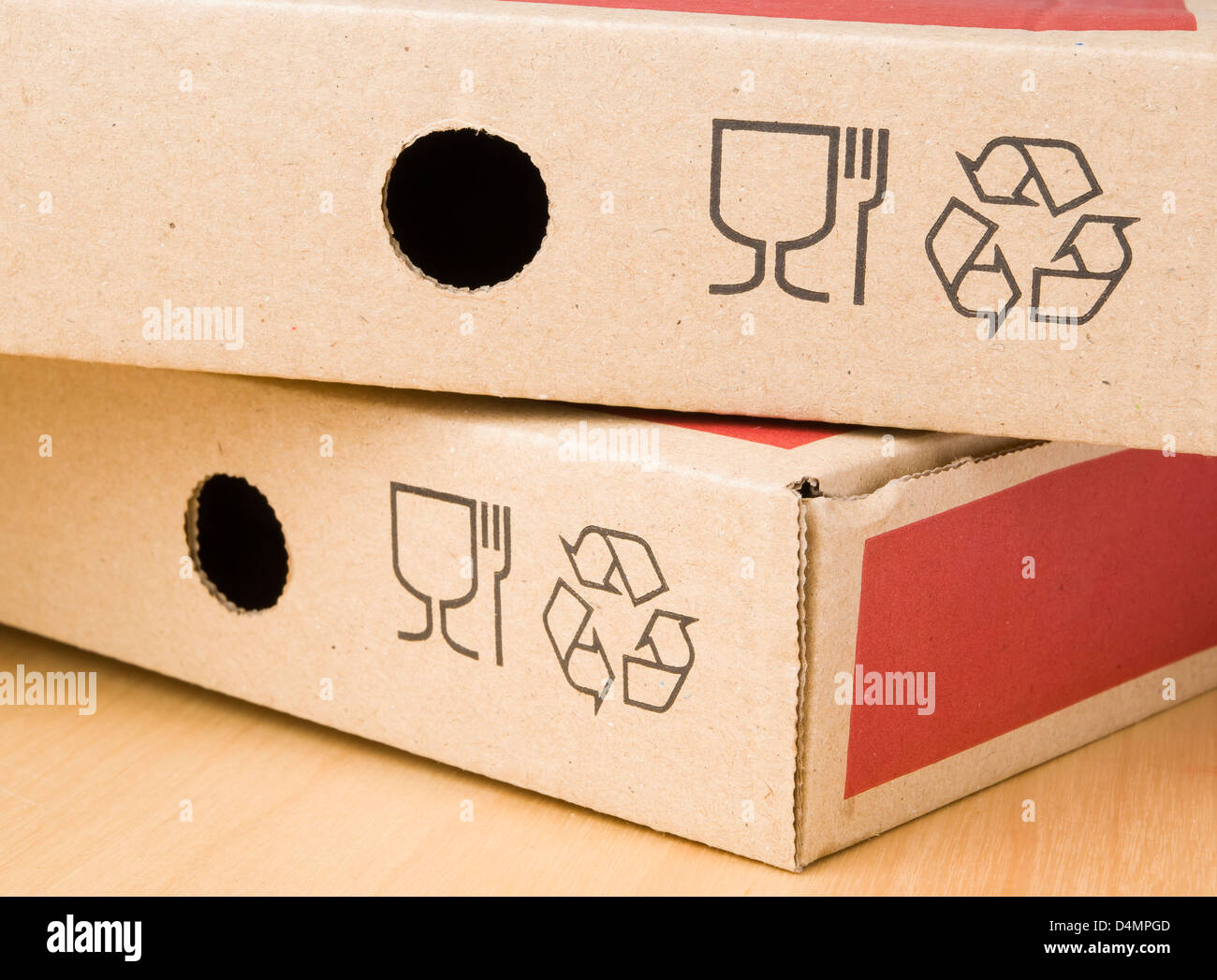 zwei Boxen der Pizza mit dem recyclingSymbol Stockfotografie Alamy