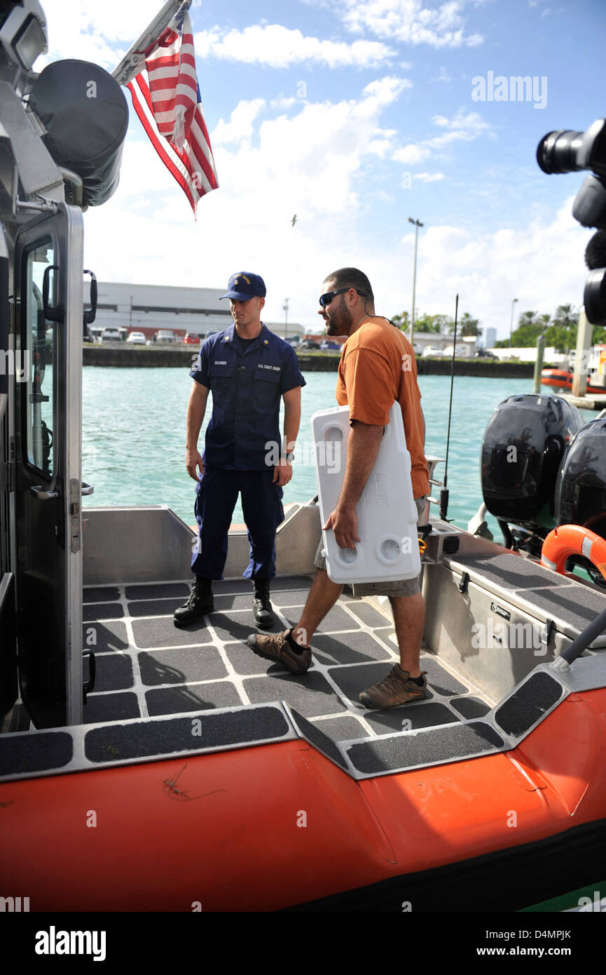 George Verdecia, Mitglied der US-Küstenwache, nahm an einer Rettungsmission auf der Miami Search and Rescue Station Teil. Die Operation konzentrierte sich auf die Sicherheit und lebensrettende Maßnahmen im Bootverkehr. Stockfoto