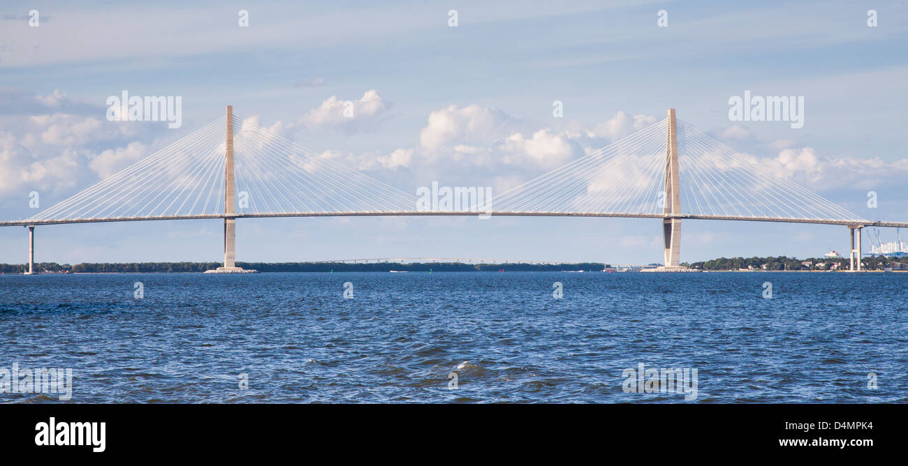 Die Arthur Ravenal Brücke, auch bekannt als New Cooper River Bridge überspannt den Cooper River außerhalb Charleston, South Carolina. Stockfoto