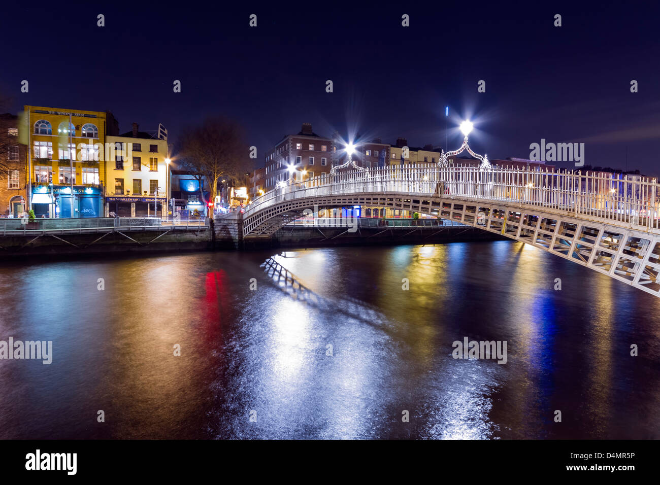Ha'Penny Brücke über den Fluss Liffey in Dublin, Irland Stockfoto