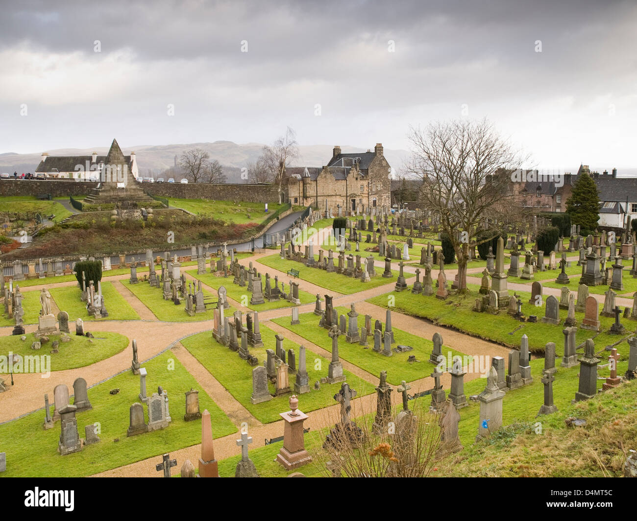 Scottish-Friedhof in Stirling (Schottland). Das Foto stammt von der Spitze eines Hügels und bietet einen Überblick über den Ort Stockfoto