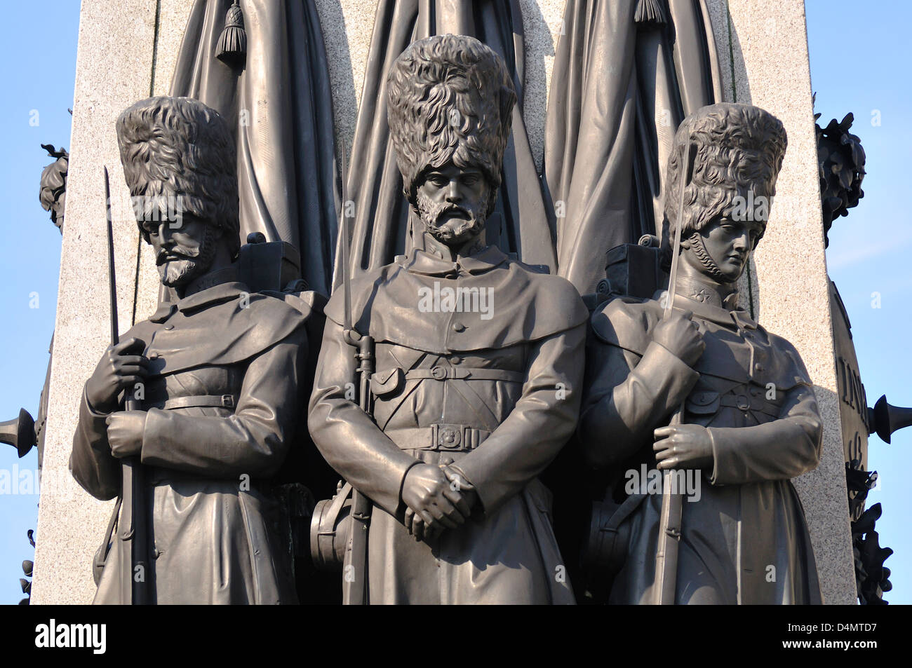 London, England, Vereinigtes Königreich. Wachen die Krim Kriegerdenkmal (von John Bell, 1860) in der Pall Mall, gegenüber Waterloo Place Stockfoto