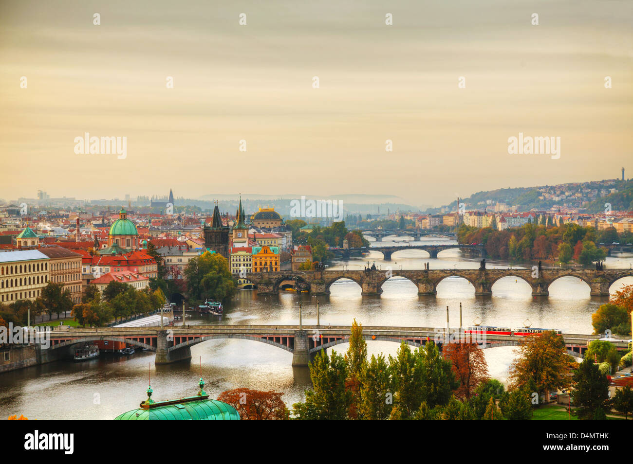 Übersicht der Prager Altstadt mit der Karlsbrücke bei Sonnenuntergang Stockfoto