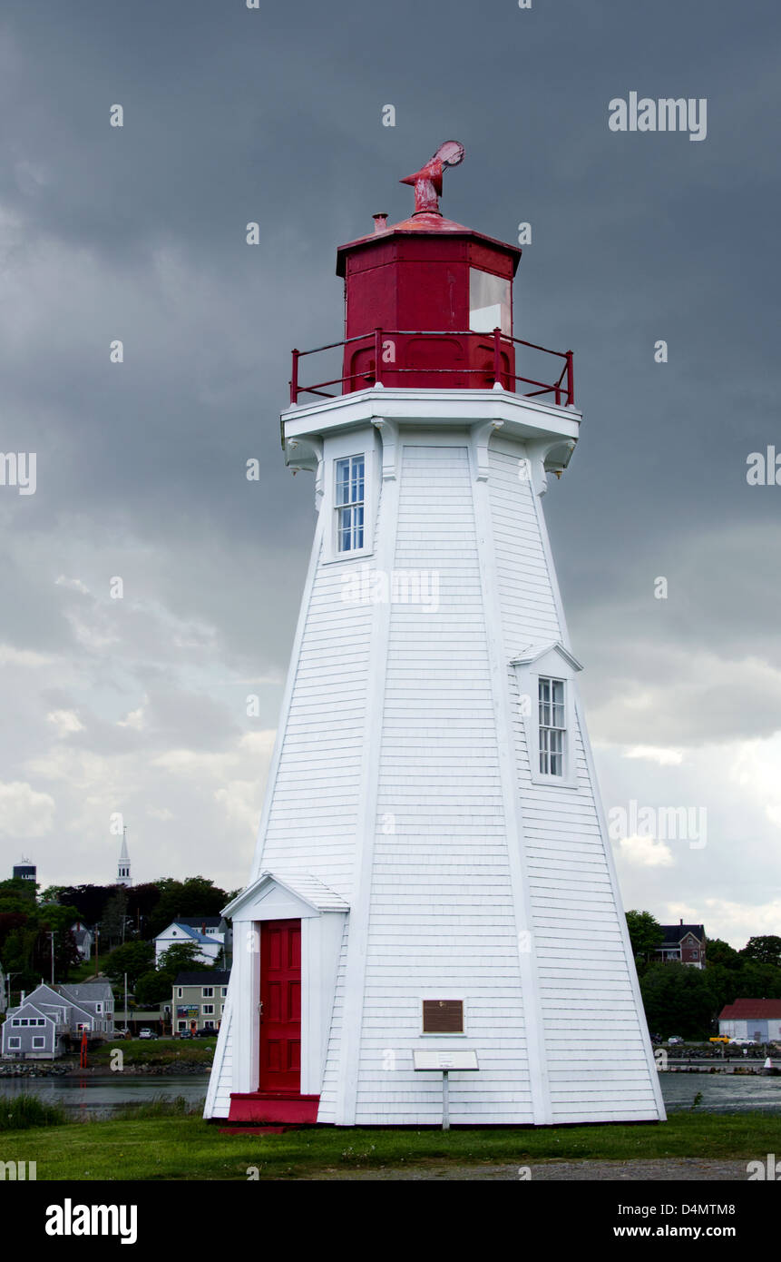 Dunkele graue Sturmwolken versammeln sich hinter dem Mulholland Point Leuchtturm auf Campobello Island, Kanada. Stockfoto