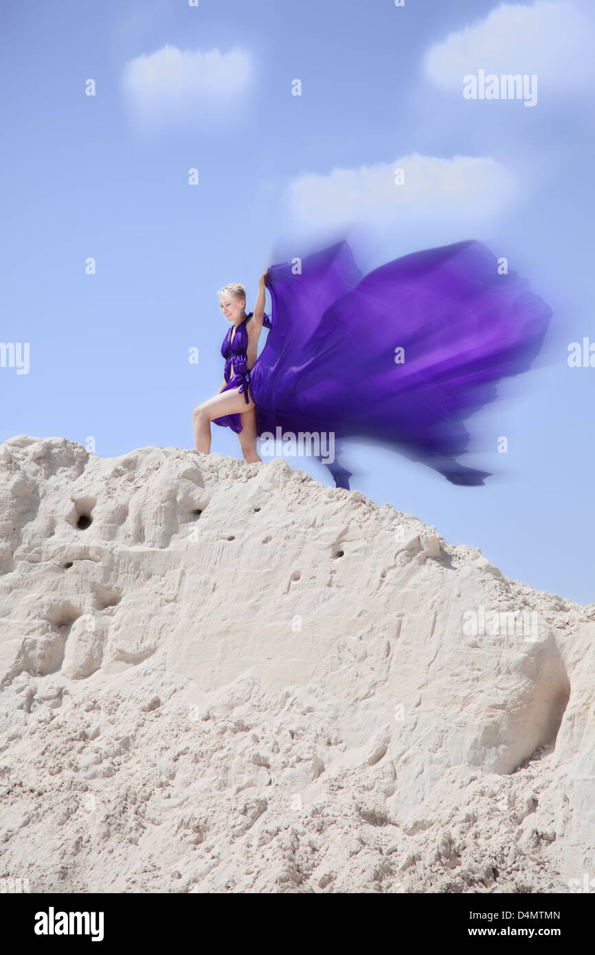 Sommer-Porträt von attraktiven Frau im Kleid flattern Stockfoto