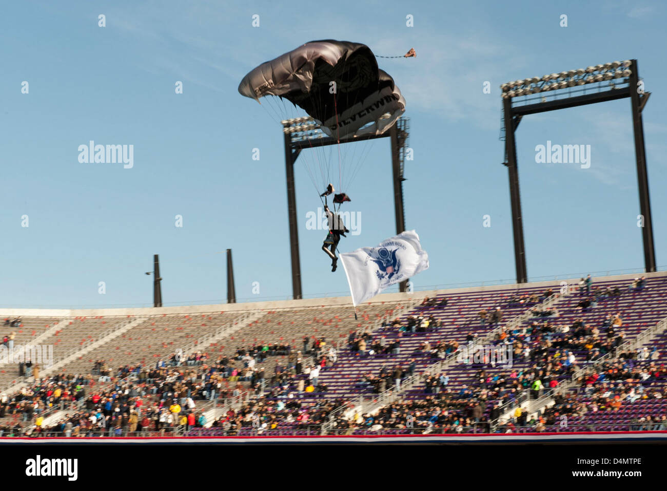 Die Küstenwache besuchte 2012 den Armed Forces Bowl in Fort Worth, Texas, um Unterstützung für die Streitkräfte zu zeigen. Die Mitarbeiter der Küstenwache nahmen an verschiedenen Aktivitäten während der Veranstaltung Teil und betonten ihre Rolle in der nationalen Verteidigung. Stockfoto