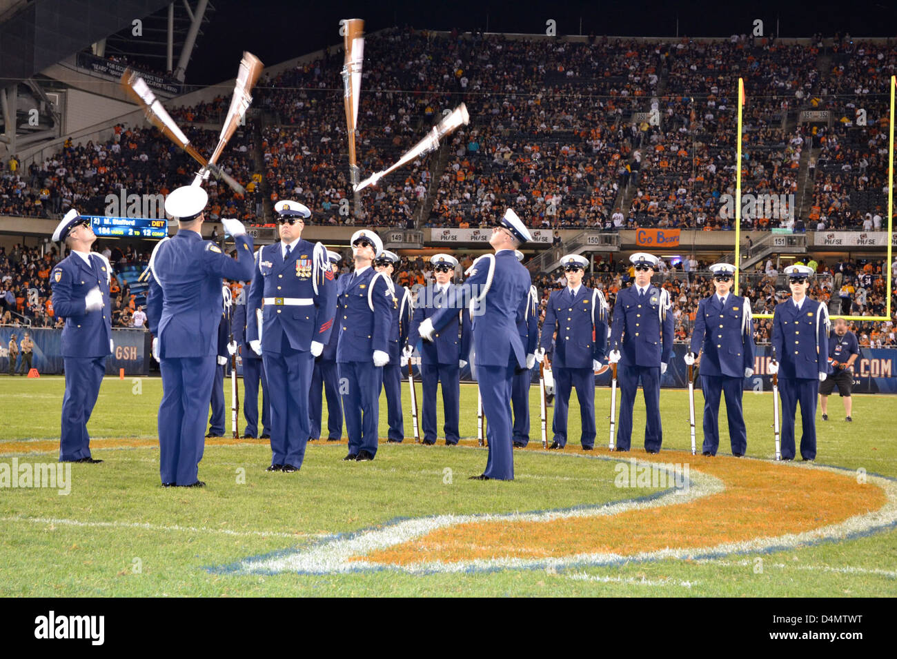 Das United States Marine Corps Silent Drill Team trat bei einem Fußballspiel der Chicago Bears auf und zeigte ihre Präzision und Disziplin in einer stillen, synchronisierten Übung, bei der militärische Fähigkeiten und öffentliches Engagement demonstriert wurden. Stockfoto