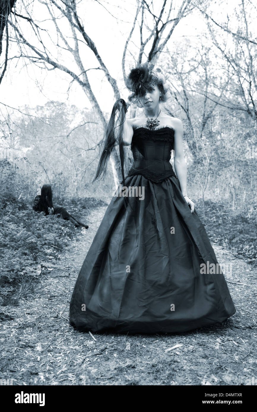 aggressive Frau im alten Stil schwarz Kleid. im Freien Schuss Stockfoto