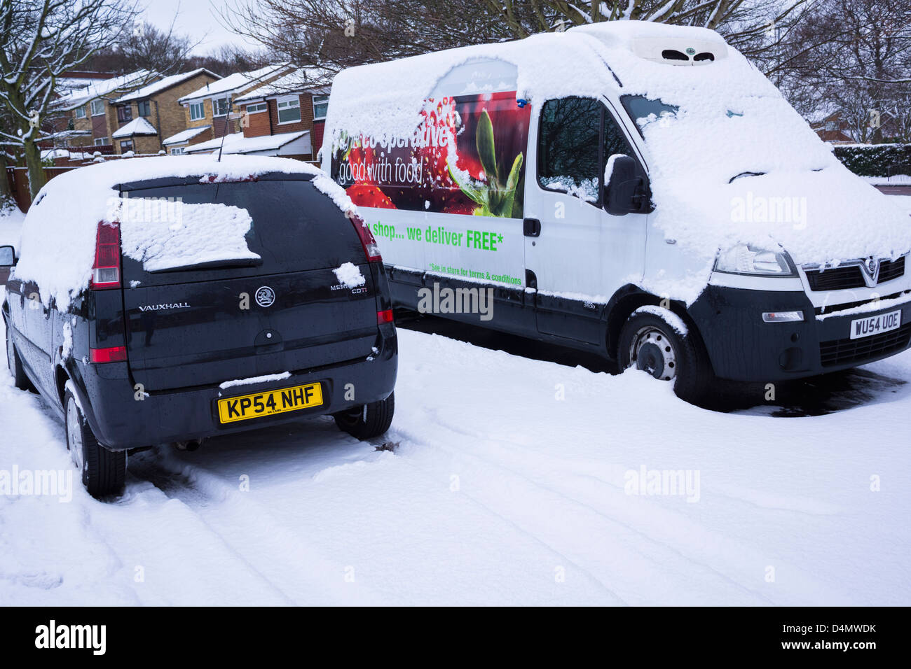 PKW und Transporter im Schnee stecken. Stockfoto